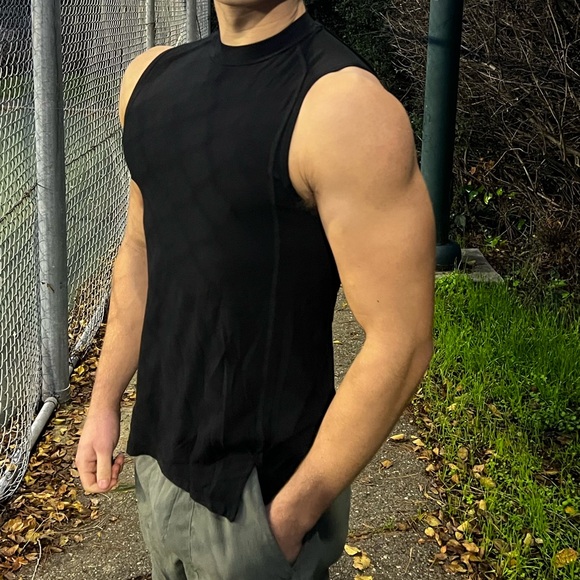 ALPHALETE MEN SLEEVELESS SPLIT END TANK TOP VEST T SHIRT ALL BLACK WORKOUT SPORT - Picture 15 of 16